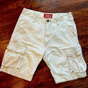 Vintage Levi cargo shorts, size 32
